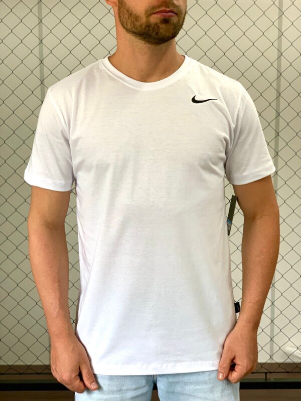 Camiseta Streetwear básica Bordada